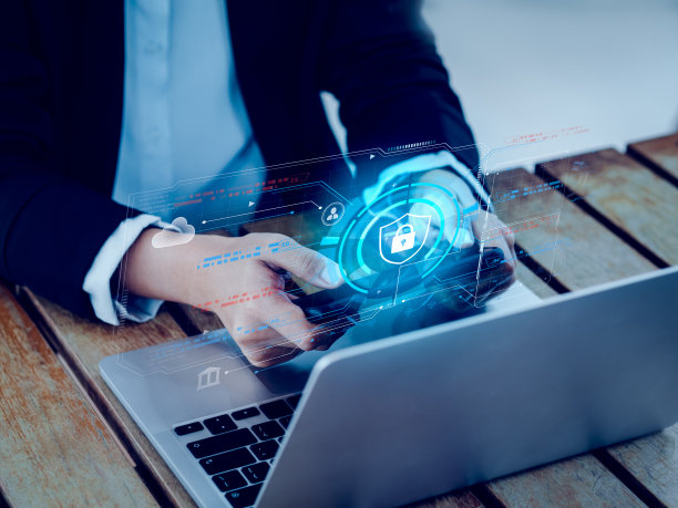 网络安全，保护手机设备上的数据安全技术。虚拟数字安全防护管理技术显示屏出现在手提电脑附近的手机上。图片下载