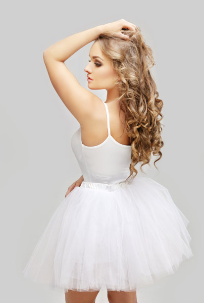 美丽的金发女孩穿着白色芭蕾舞裙图片下载