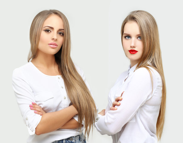 两个金发女郎。一个年轻女孩的美丽画像。图片下载