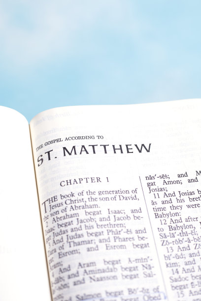 翻开圣马太的圣经。以美丽柔软的天空作为背景。图片下载