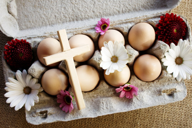 复活节彩蛋，木十字架和花的背景图片下载