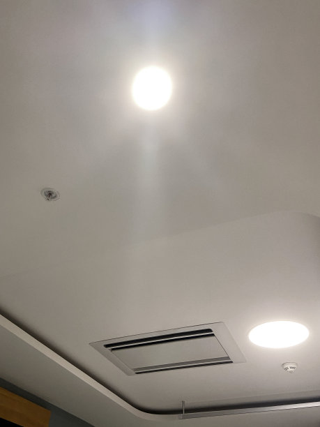 现代化吊顶空调，带灯光和火灾探测器图片下载