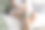 年轻女子在家里的沙发上用热水瓶温暖她的膝盖图片下载