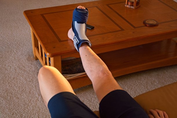 脚底筋膜炎支架放在咖啡桌上图片下载