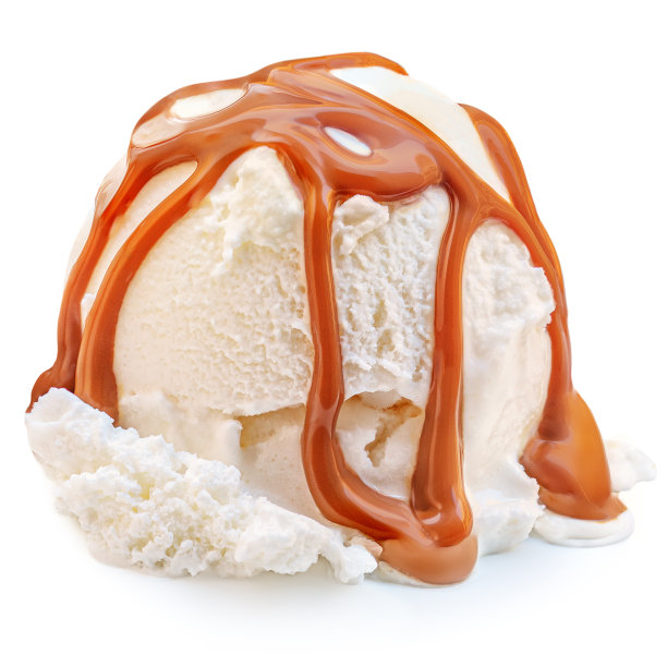 一勺香草冰淇淋球，白色背景上有焦糖太妃酱图片下载