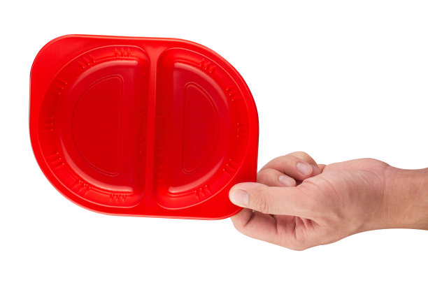 手拿着隔离的红色食物托盘
白色背景。图片下载
