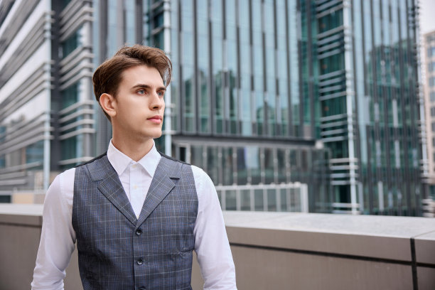 年轻的商人正在休息。图片下载