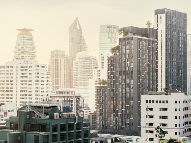 曼谷日出的现代摩天大楼和商业中心的全景。额图片下载