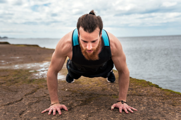 海边锻炼的年轻人图片下载