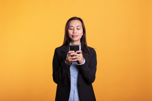 菲律宾女子在智能手机上打字图片下载