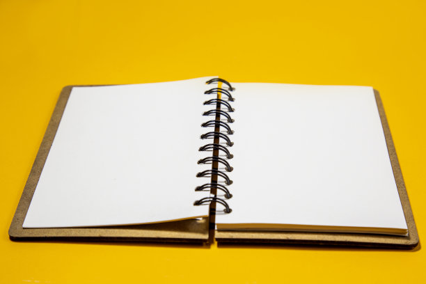 木制空打开便签本在黄色背景，复制空间，文字的地方图片下载