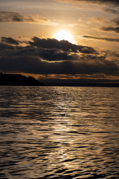 普吉特湾多云的冬季日落图片下载