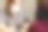 年轻的白人美甲大师戴着保护面具在美容院画女性指甲的肖像。图片下载