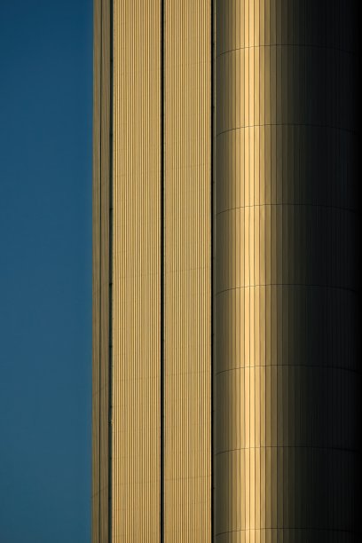 镀锡的立面在夕阳的照耀下闪闪发光图片下载