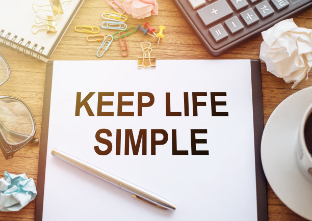 概念性的手写显示Keep life Simple。商业照片展示要求简单易懂，不要讲得太详细。桌上有咖啡，纸，笔和计算器图片下载