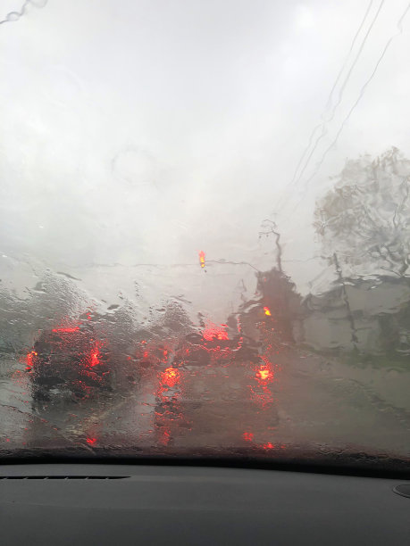 雨滴和灯光图片下载