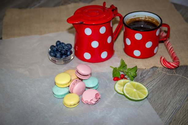 咖啡和蛋白杏仁饼图片下载