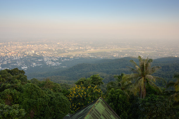 从doi sutep俯瞰日落的泰国清迈图片下载