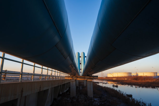 蓝色的管道在夕阳下驶向炼油厂图片下载