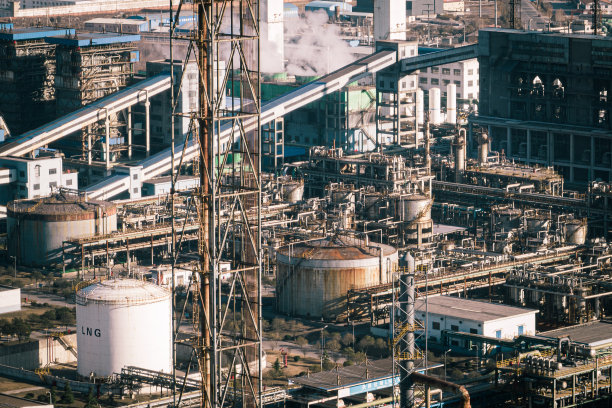 鸟瞰油气工业厂房储油罐及管道图片下载