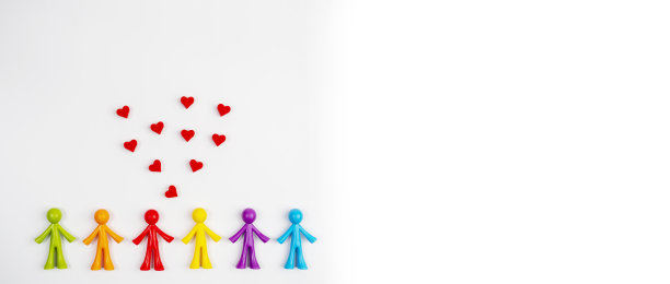 浅色背景上的各色男人雕像，上面有心形图案。家庭，社会，非传统关系的概念。图片下载
