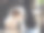 一只系着领带的白狗坐在办公桌前看着他的笔记本电脑。在家工作的概念，培训。图片下载