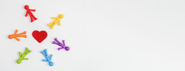 浅色背景上的各色男人雕像。家庭，社会，非传统关系的概念。图片下载