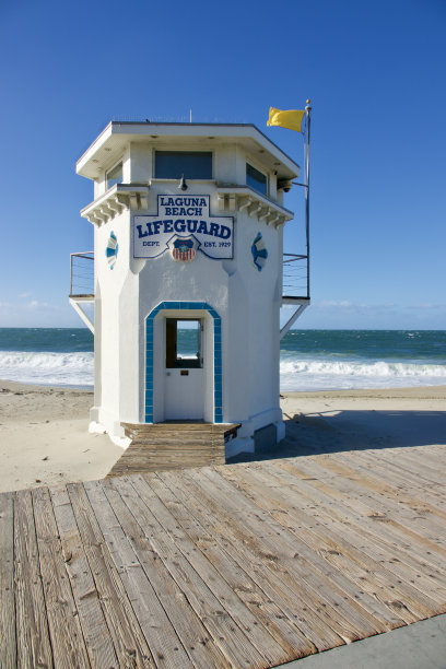 拉古纳海滩木板路上的救生员塔图片下载