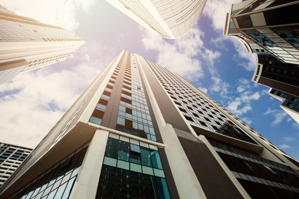 以天空为背景的钢铁和玻璃的现代未来主义摩天大楼图片下载