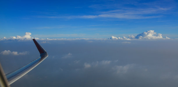 白云上的机翼图片下载