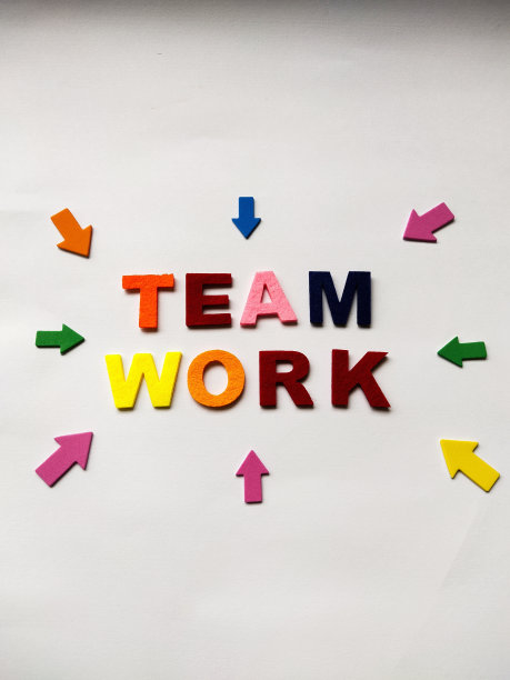 彩色箭头上有“团队合作”字样图片下载