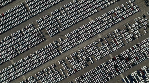 停车场待交车辆鸟瞰图，进出口口岸新车停放鸟瞰图，汽车业务及物流概念，现代新车出厂鸟瞰图图片下载