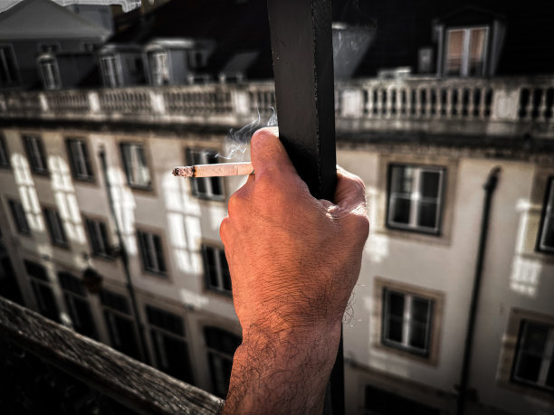 一个男人拿着香烟的手的个人视角图片下载