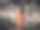 一个男人拿着香烟的手的个人视角图片下载