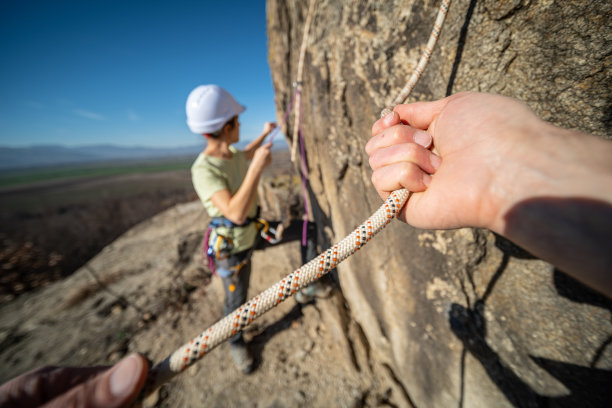 POV，攀岩者一起攀岩。图片下载