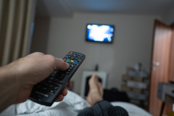 POV，晚上看直播电视节目。图片下载