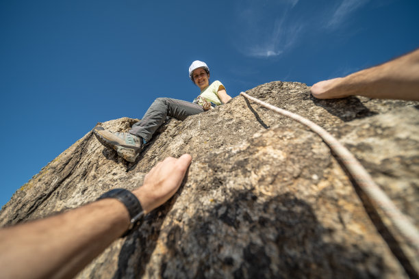 POV，攀岩者一起攀岩。图片下载