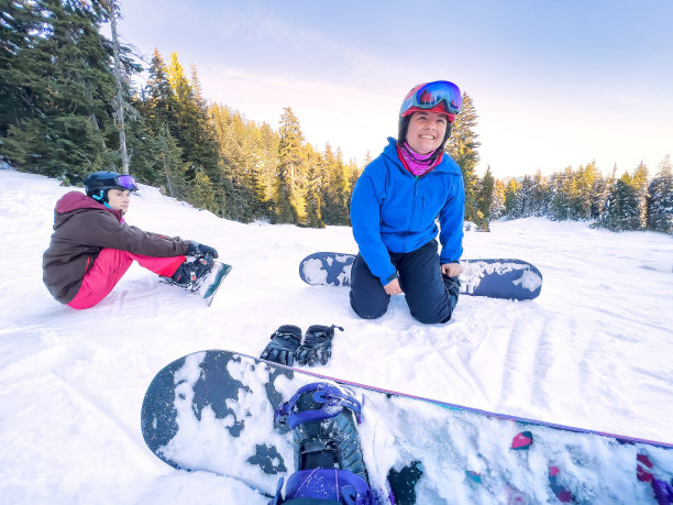 滑板运动员与家人、朋友在滑雪山上休息的POV图片下载
