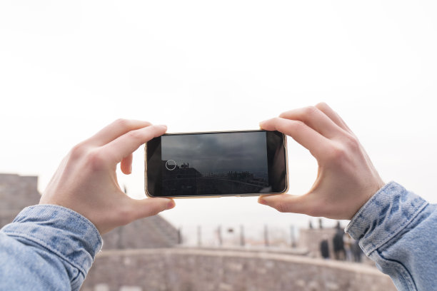 一个女人用智能手机拍照的个人视角图片下载