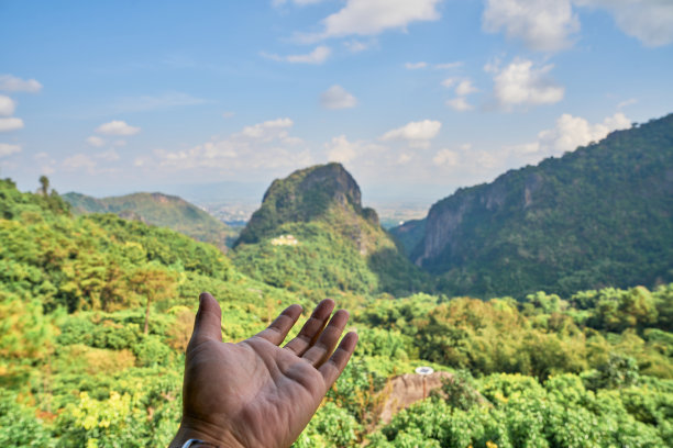 观游客之手伸向美丽的山景图片下载
