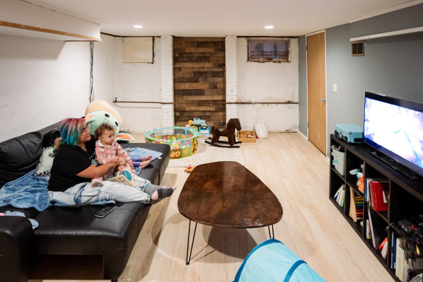 母亲和两个女儿放松地看电影图片下载