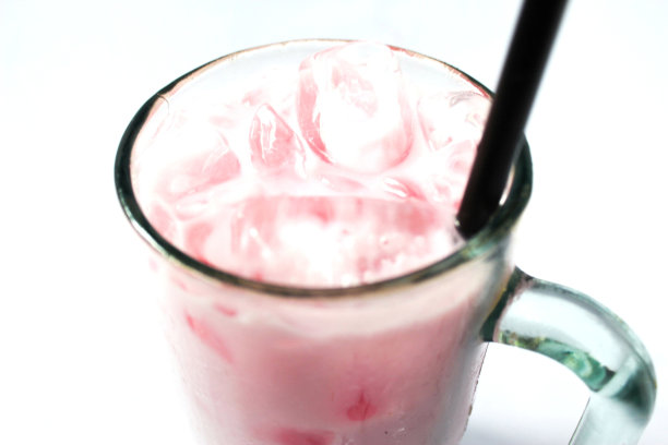草莓味冷饮特写，白色背景图片下载