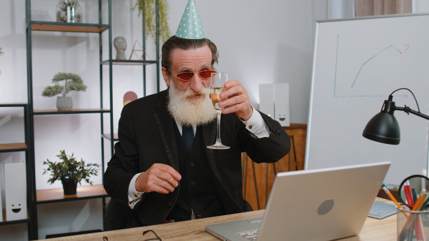 快乐的商务男士跳胜利舞庆祝周末假期成功获胜图片下载