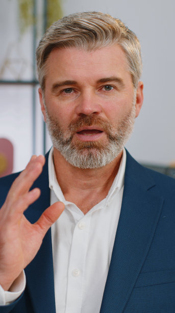 商务人士在办公室的笔记本电脑上工作，与同事老板进行在线视频通话图片下载