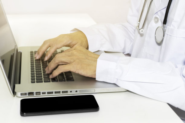 医生用电脑工作。收集病人记录和医疗信息。图片下载