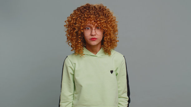 兴奋的孩子女孩孩子惊讶，对突如其来的胜利感到震惊，胜利的好消息庆祝，哇的反应图片下载