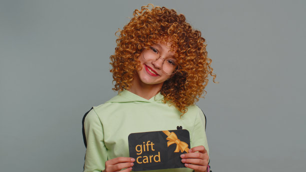 少女展示指向礼品折扣证书代金券商店节日销售优惠券图片下载