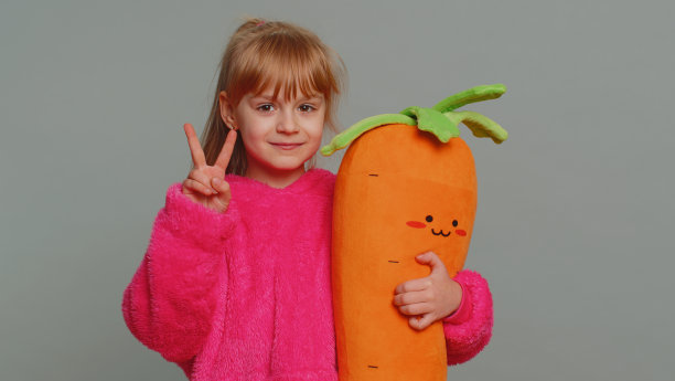 十几岁的小女孩摆出胜利的手势，希望成功和胜利，做和平的手势图片下载