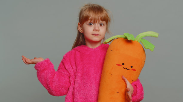 困惑的孩子女孩孩子对问题的答案有疑问，不知道，毫无头绪，不确定的蹒跚学步图片下载