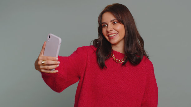 女性女孩网红博主在智能手机上自拍，记录新的社交媒体视频博客故事图片下载